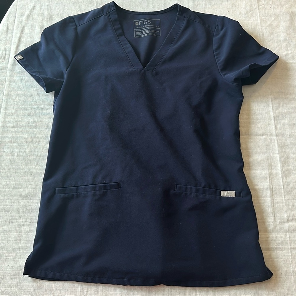 Figs Casma 3 pocket scrub top